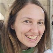 Educatrice professionale impartisce lezioni di italiano, storia, inglese a studenti di scuola elementare e media